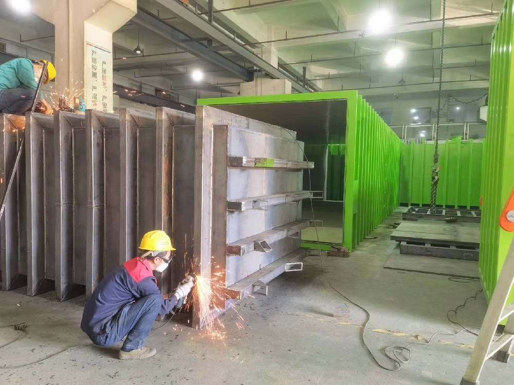 繁忙的鑄造車(chē)間，大批量的果蔬真空預(yù)冷機(jī)在生產(chǎn)，為了能讓深圳科美斯高端真空預(yù)冷機(jī)能早日交付，我們每天都加班加點(diǎn)。