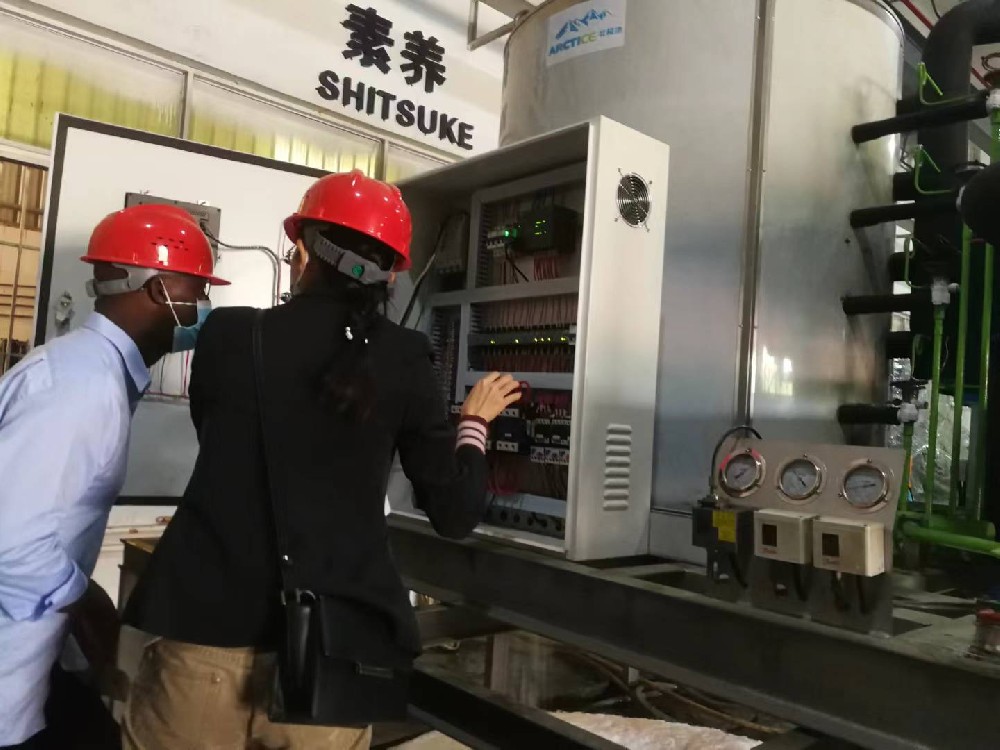 南美客戶量身定制產(chǎn)量5噸的片冰機(jī)，客戶委托國(guó)內(nèi)貨代現(xiàn)場(chǎng)驗(yàn)貨，效果非常高，正在跟客戶現(xiàn)場(chǎng)匯報(bào)情況。