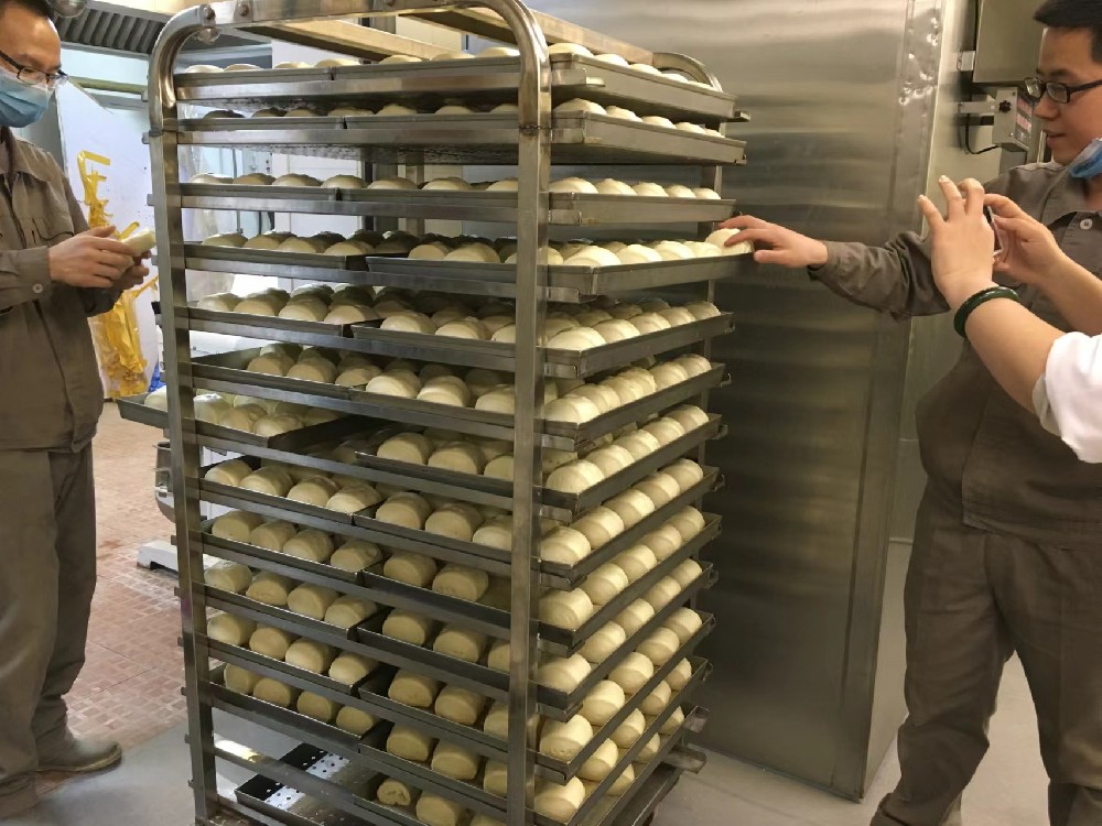 河南食品公司饅頭加工車間，熟食快速冷鮮機(jī)效率非常高，每10分鐘左右處理一次。