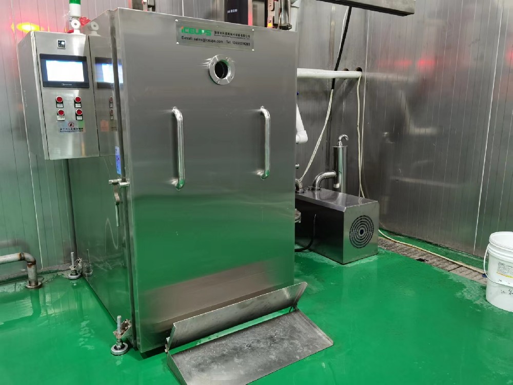 山東大型熟食品加工企業(yè)，原來用過2臺(tái)其它廠家的熟食快速冷卻機(jī)，一般溫度打到15度就下不來了，以為我們的是這個(gè)水平，結(jié)果調(diào)到0度箱內(nèi)部分水已經(jīng)到結(jié)冰狀態(tài)。
