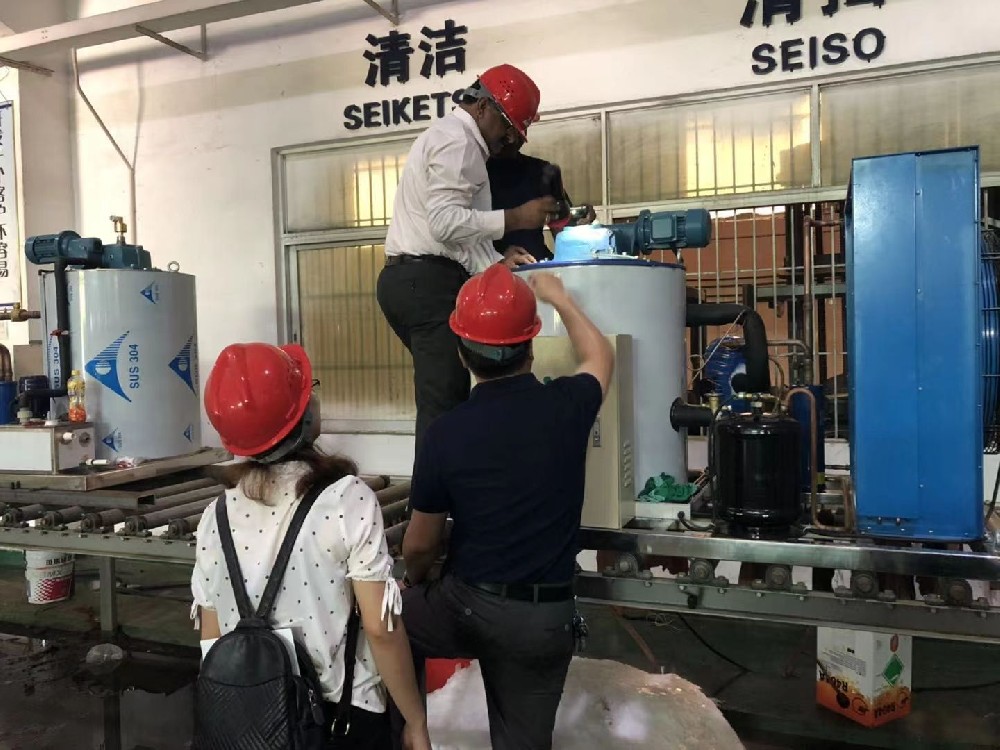 阿根廷客戶到訪，并實地親自操作小型海水制冰機。