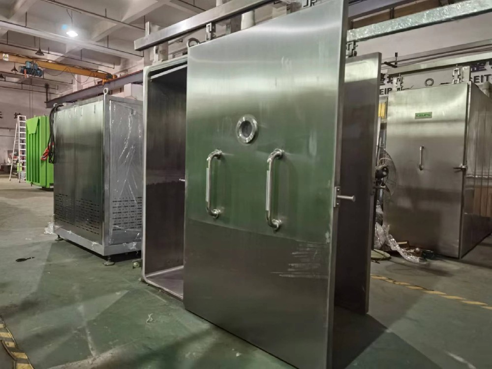 深圳愛斯奧熟食真空冷卻機生產(chǎn)車間，大量熟食快速冷卻機在生產(chǎn)鑄造，一片繁忙景象。