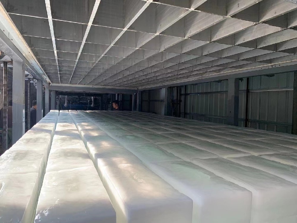 福建賣冰市場，日產(chǎn)量10噸制冰機調(diào)試完成。