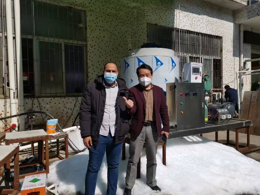 新年接待的第一批國(guó)外客戶毛里塔尼亞大型水產(chǎn)加工客戶，親臨我司現(xiàn)場(chǎng)考察，對(duì)我們高端制冰機(jī)十分滿意！當(dāng)場(chǎng)下達(dá)2臺(tái)日產(chǎn)量15噸片冰機(jī)采購(gòu)訂單！祝?？蛻?023年生意興??！