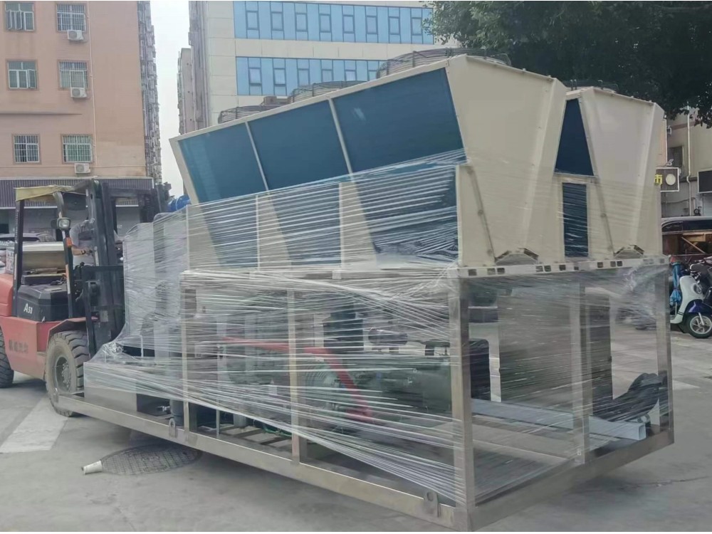 南美客戶量身定制V型風(fēng)冷系統(tǒng)，德國(guó)比澤爾螺桿機(jī)頭，日產(chǎn)量15噸片冰機(jī)裝柜出口