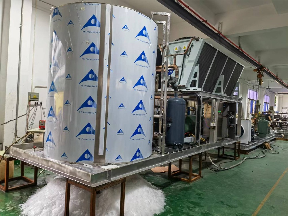 訂單太多，假期回來了又是天天加班加點的忙碌，制冰機、果蔬真空預冷機、熟食快速冷卻機加工車間一片繁忙。