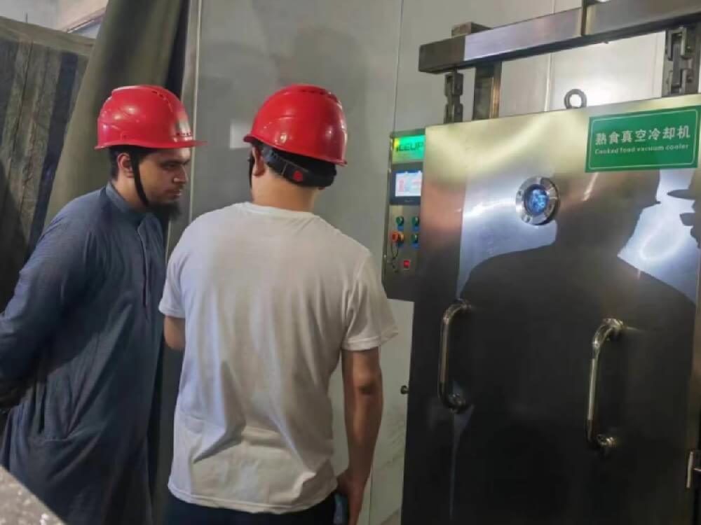 南亞客戶實地考察我司熟食真空冷卻機工廠，并親自操作設(shè)備，50度以上高溫食品降到常溫15度僅需幾分鐘內(nèi)完成，客戶對我們真空快速冷卻機效率非常滿意，現(xiàn)場隨即訂購一套處理量200公斤的設(shè)備。感謝客戶對“愛斯奧”高端品牌的支持與厚愛！