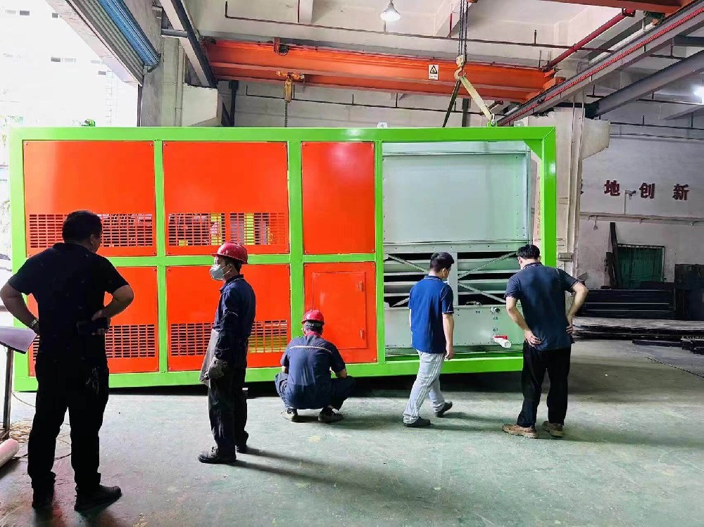 很多客戶都跟我說你們價格比人家要高，不過質(zhì)量確實比人家好這是良心的評價，從實際出發(fā)，也說明這些客戶的眼光非常獨到；當然也有很多客戶因為買了其他廠家的設(shè)備，經(jīng)常出問題，因為技術(shù)太落后，原廠家沒辦法修復，后來又找到我們說自己走彎路了，花了冤枉錢，后悔都來不及了，這世間沒有后悔藥，只有親身經(jīng)歷才會明白。近期新鮮蔬菜高峰上市，我們的高端真空預冷機每天都在頻繁的發(fā)往全國各大蔬菜基地，市場占有率非常高，這工藝，這配置，這外觀，這技術(shù)……需要了解我們開發(fā)的三級降溫核心技術(shù)，記得找我們哦。