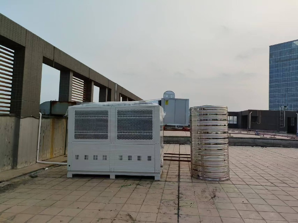 近期我司中標(biāo)國(guó)內(nèi)多家航空公司航空熟食真空冷卻機(jī)項(xiàng)目，持續(xù)交付中，由于我司深耕航聯(lián)食品降溫項(xiàng)目十余年，蒸汽式真空冷卻技術(shù)具有效率高，降溫時(shí)間快，降溫后的熟食品無(wú)變形，無(wú)顏色改變，無(wú)營(yíng)養(yǎng)成本丟失，使用成本低等優(yōu)點(diǎn)，深得國(guó)內(nèi)各航空公司信任，其中一家知名航司的領(lǐng)導(dǎo)就說(shuō)了，其它廠家的設(shè)備別說(shuō)家便宜幾萬(wàn)塊，就算送給我們也不敢用，因?yàn)橐坏O(shè)備出了問(wèn)題，影響我們飛機(jī)配餐事小，萬(wàn)一因設(shè)備問(wèn)題產(chǎn)生的食品安生事件就事大了，這個(gè)責(zé)任誰(shuí)擔(dān)得起？